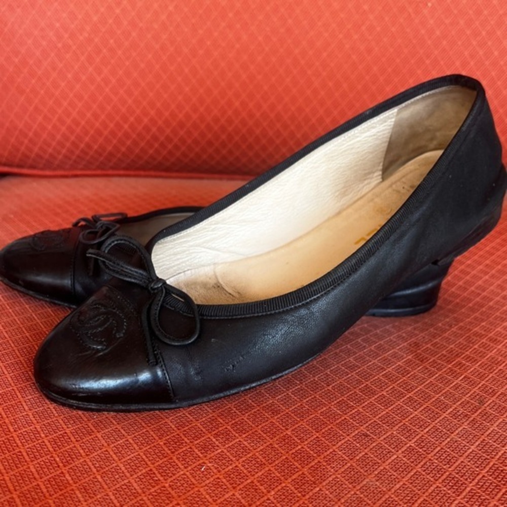 CHANEL Black Leather Ballet Flats with Grosgrain Bow Trim